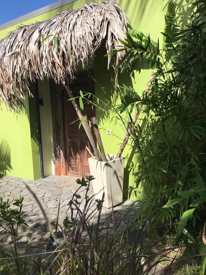 Entrée tropicale du bungalow